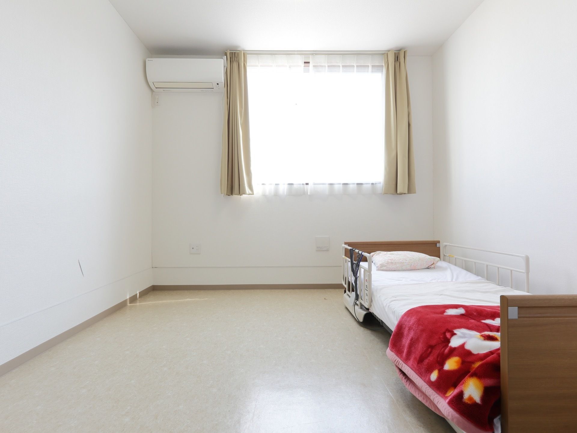 居室内は明るく、シンプルな造りである。一般的なワンルームマンションと変わらない。ベッドや家具を持ち込むことができる。