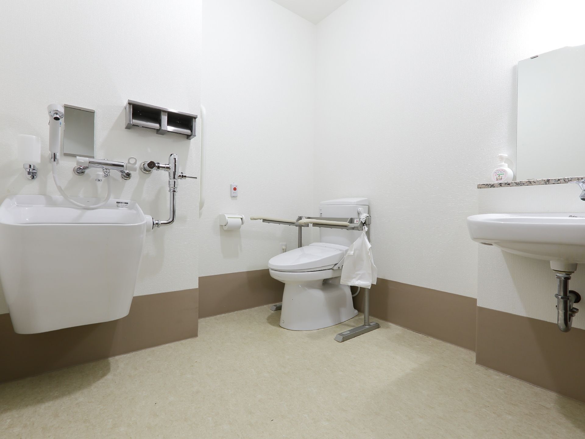 便座の横にビニール袋の束が設置されているトイレ個室