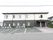 ２階建ての建物で、１階部分が黒、２階部分が白に塗り分けられている。施設の前は駐車スペースが並んでいる。