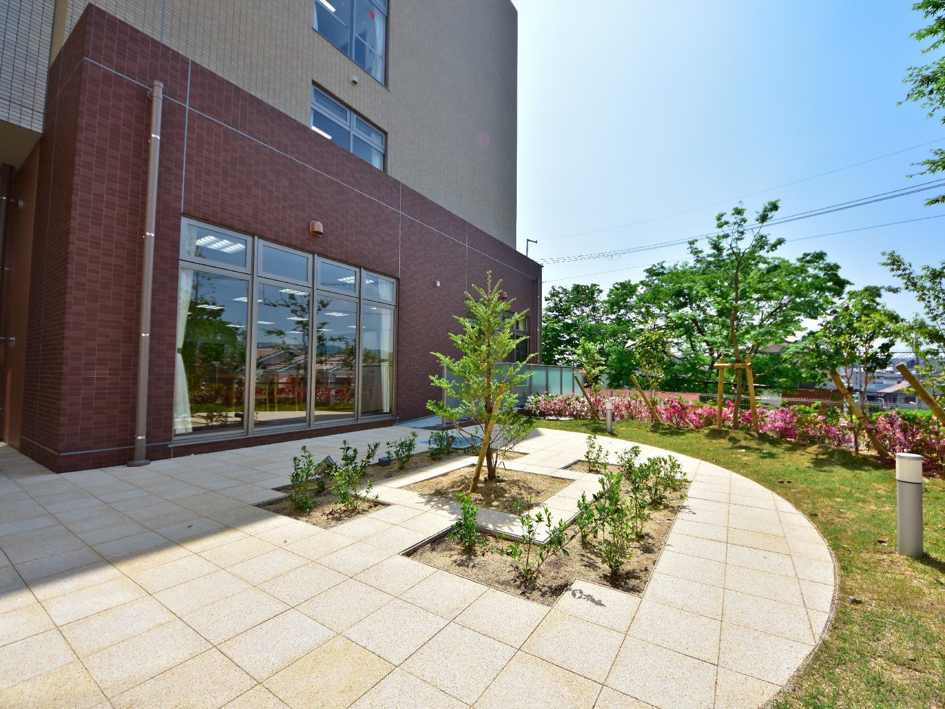 建物には中庭が設けられ、さまざまな種類の植物が植えられている。日当たりがいいので発育もよく、季節ごとに目を楽しませてくれる。