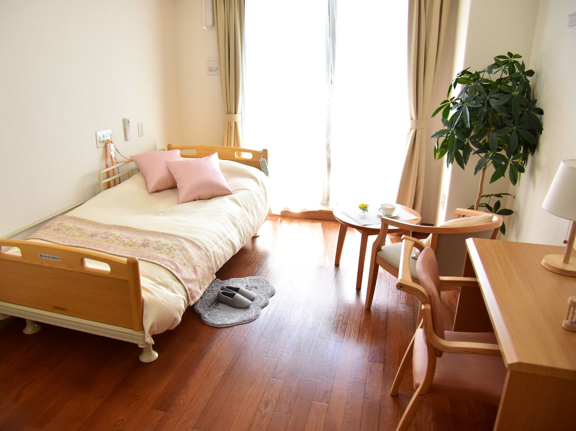 居室は入居者様のプライベート空間なので、寛げるように模様替えができる。自分の家具を持ち込むことも可能。