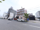 都市の交差点付近の風景