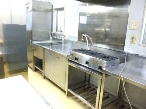 ガスコンロが三つあるタイプの調理場が設置されているキッチン