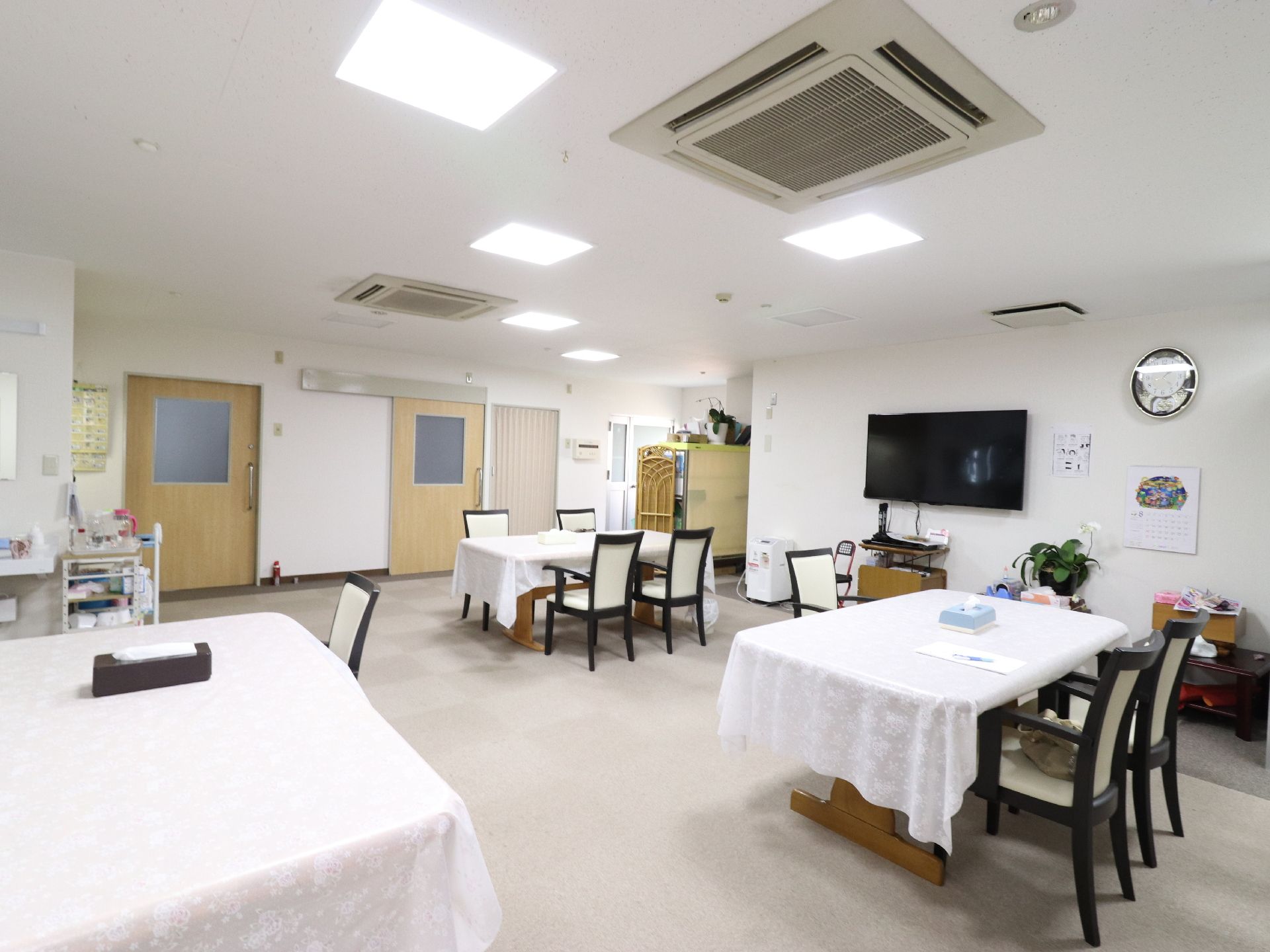 大きな壁掛けテレビが設置されている。ダイニングは、食事をするだけでなく、利用者同士が交流を図る場でもある。