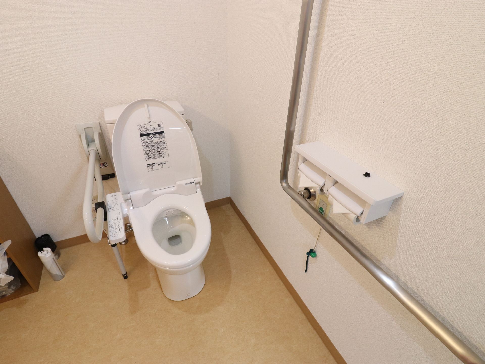 トイレには、手すりやナースコールが設置されている。温水洗浄便座が付いているのは、高齢者にとってうれしいことである。