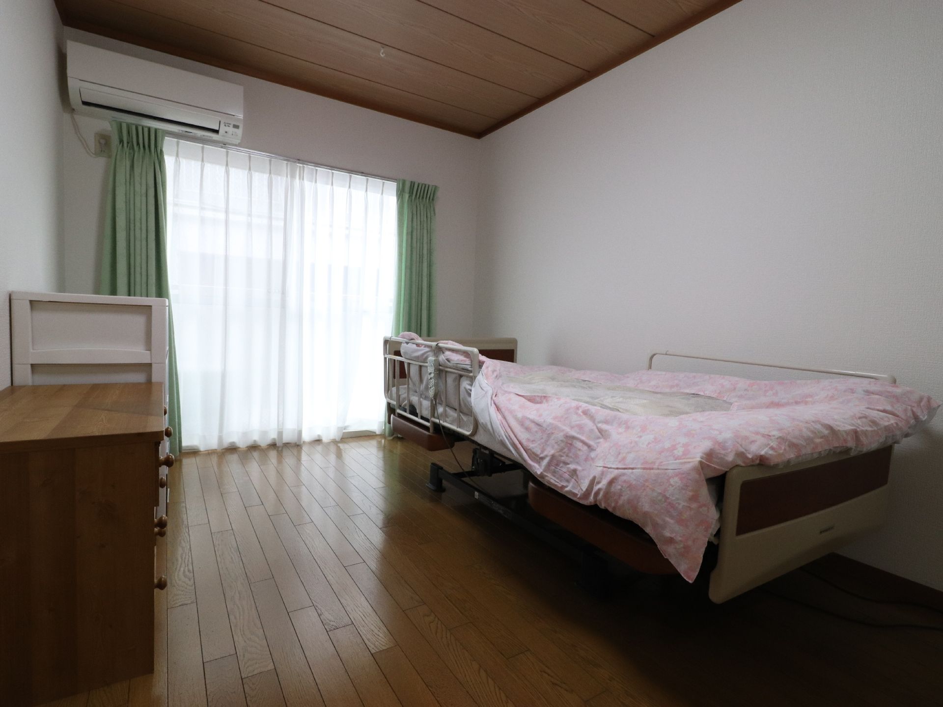 大きな窓が付いた明るい部屋になっている。転落防止の介護用ベッドが置かれている。家具の持ち込みができるので、自宅にいるような感覚になれる。