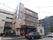 施設の名前が大きく書かれた看板が掲げられている。来訪者は、建物の色と看板を頼りにすると迷わず来られる。