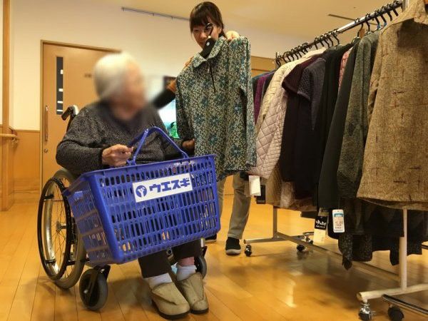 服選びを楽しむ様子