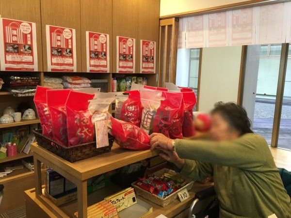 お菓子を選ぶ棚