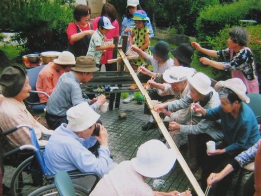 庭で流しそうめん