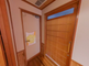 介護施設の廊下とトイレの扉