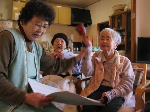 入居者と介護スタッフが話している様子
