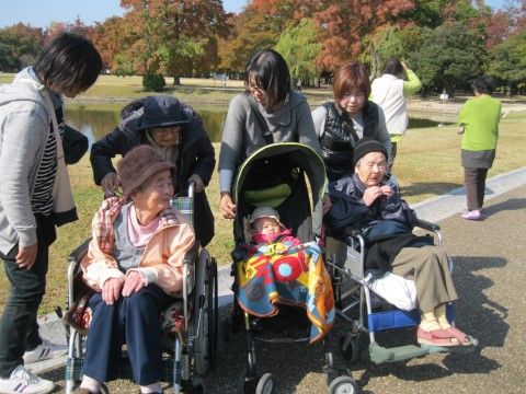 レクリエーションを楽しむ入居者の様子