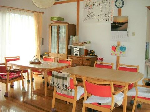 大きい窓から入る光が多く明るい空間である。少人数制のため家庭的な雰囲気があり、木目調の家具が温もりを感じさせる。
