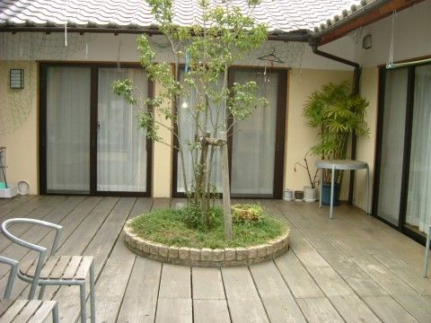 中庭の中央には円形に置かれたガーデンブロックがあり、大きな木が植えられている。日光浴などをするにはいい場所である。