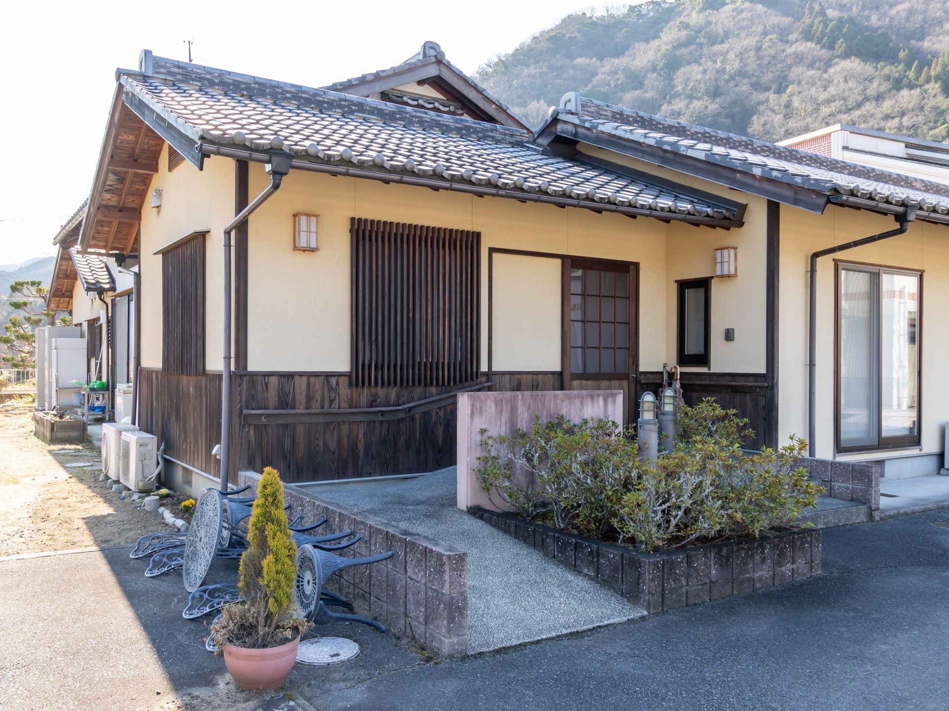 玄関ドアは、引き戸式となっている。玄関への通路は、正面の階段と左側よりスロープのある通路が造られている。