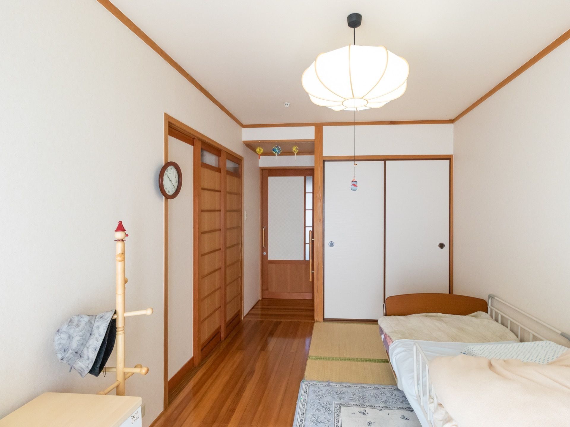 バリアフリー仕様の居室で、床はフラットな造りとなっている。入口には鍵が設置されており、天井には照明が取り付けられている。
