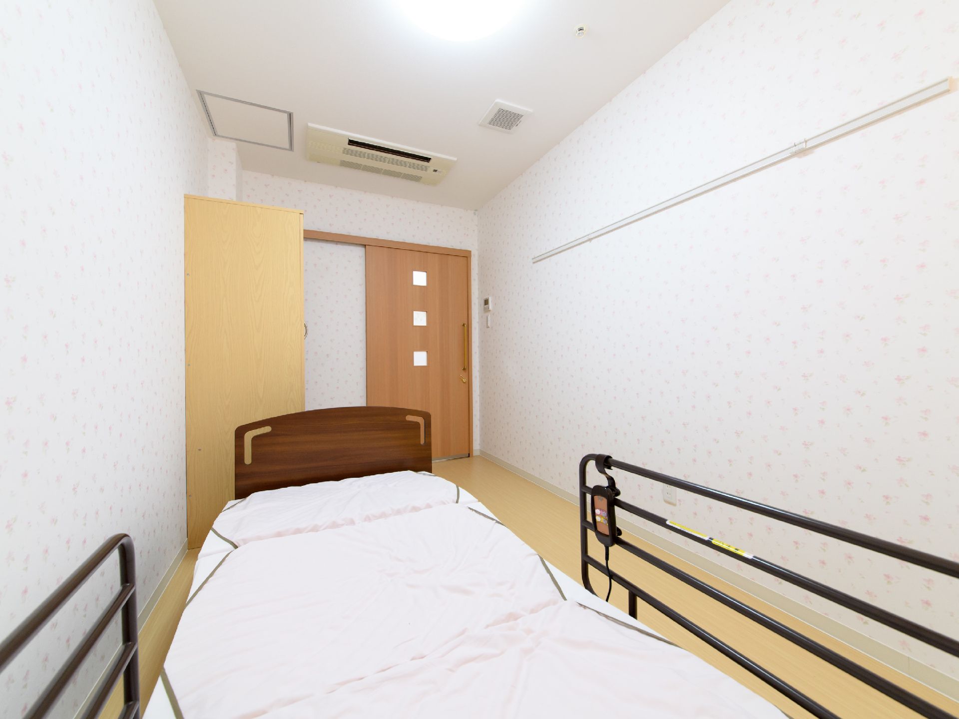 部屋には電動のベッドのほかに、備え付けのクローゼットがある。ドアの開閉はスライドをさせるだけなので、力が弱い方でも楽に利用ができる。