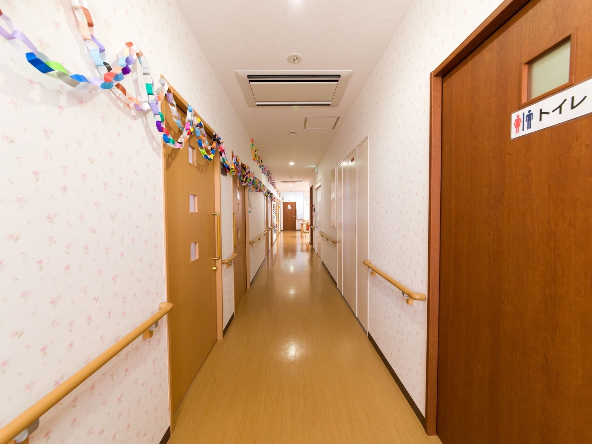 通路の左右には手すりが設置されており、歩行時の補助に利用することができる。また、各部屋のドアは引き戸式になっている。