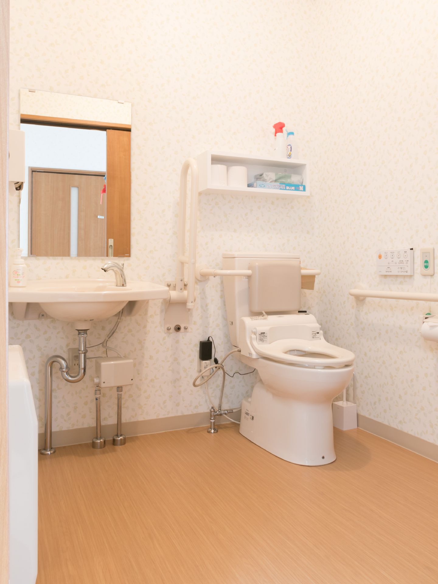 トイレと大きめの洗面台が横並びで設置されている。余裕のある広さが設けられているので、ストレスが軽減される。