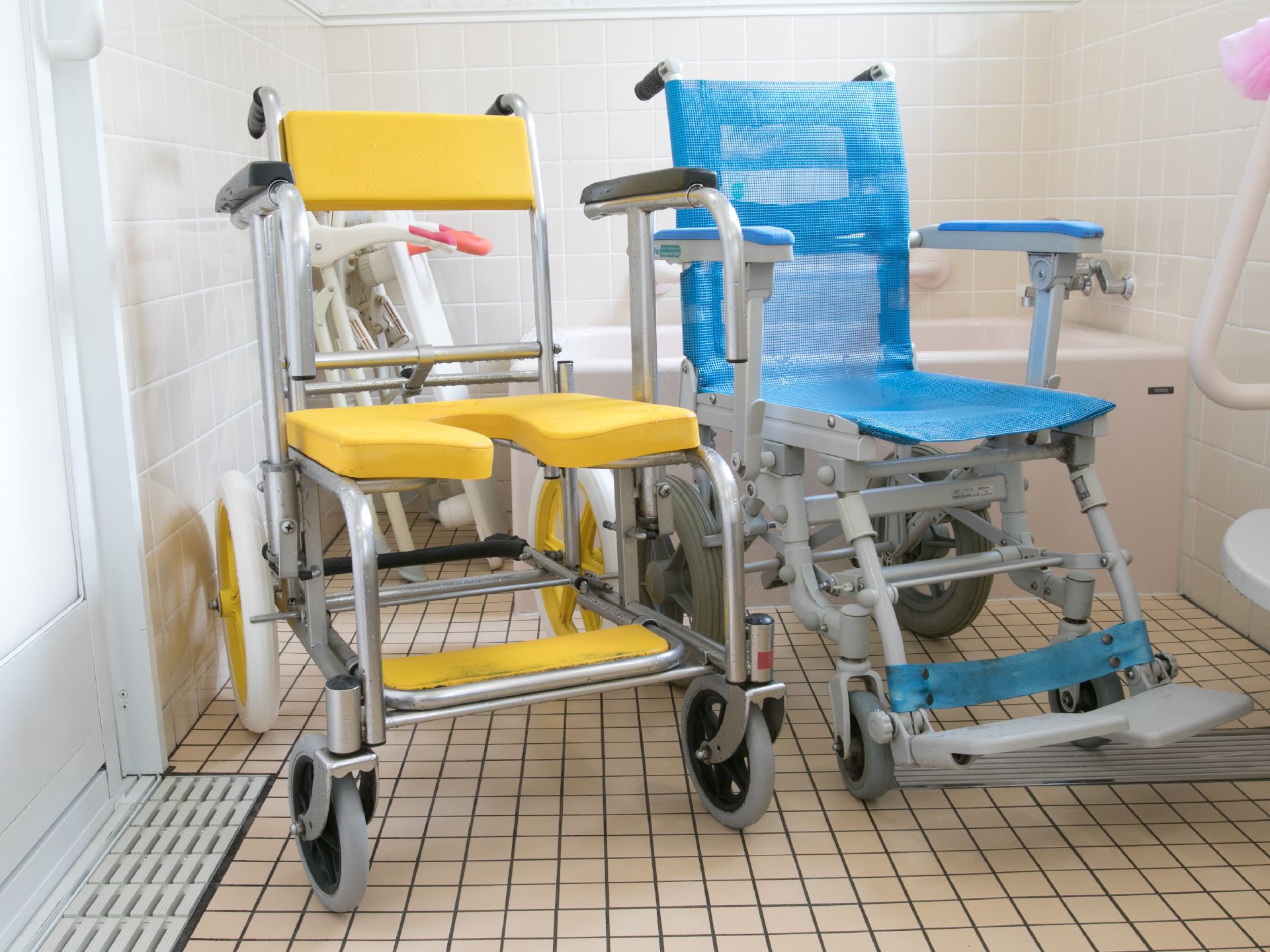 日常的に車いすを利用されている方のために、お風呂で使用できる車いすを2台準備している。濡れても壊れないため、乗ったまま体を洗うことができる。