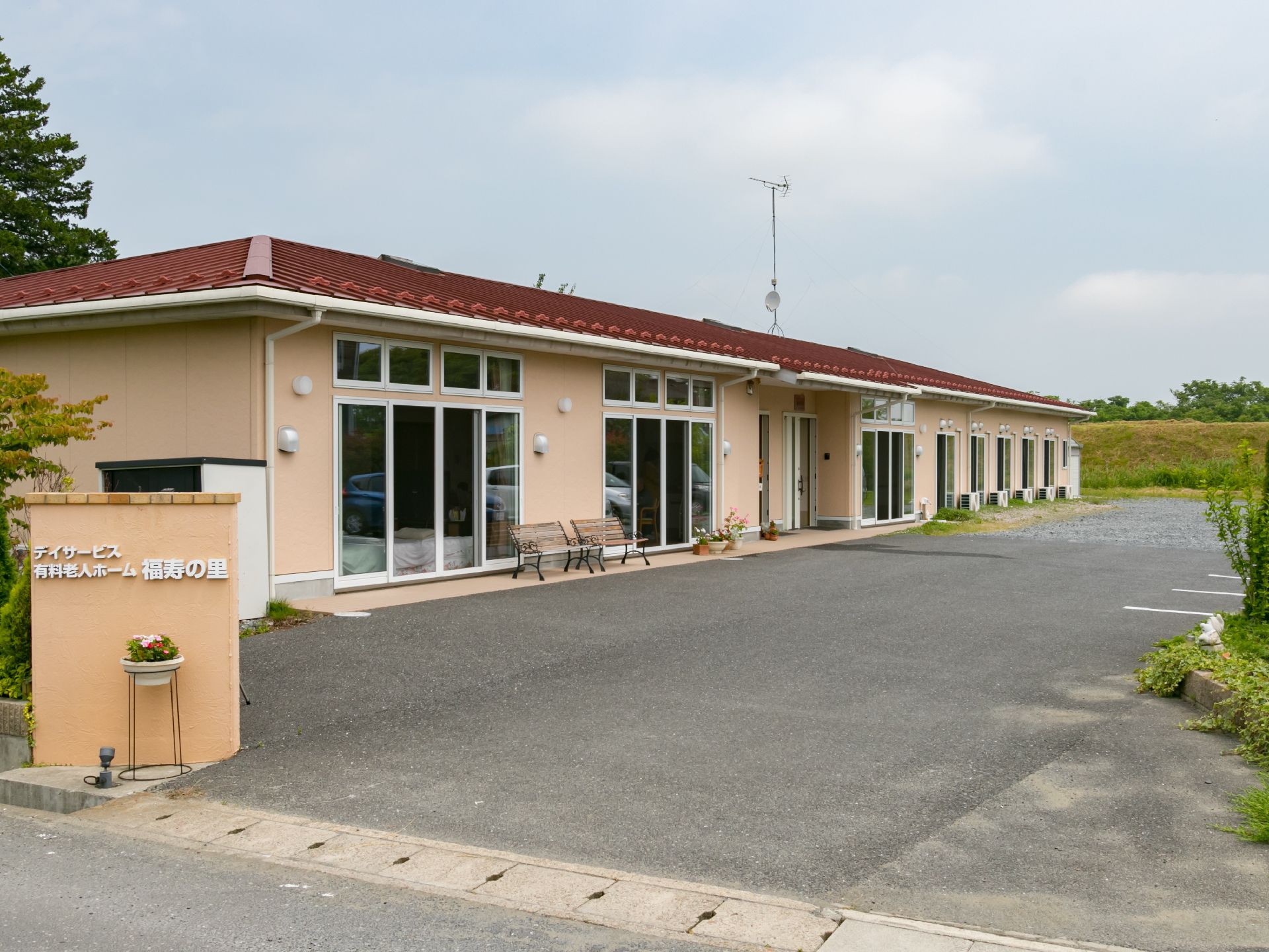 1階建の建物で、多数の大きな窓が取り付けられており、外装がピンク色で屋根が茶色となっている。多くの車を停められる駐車場が付いている。