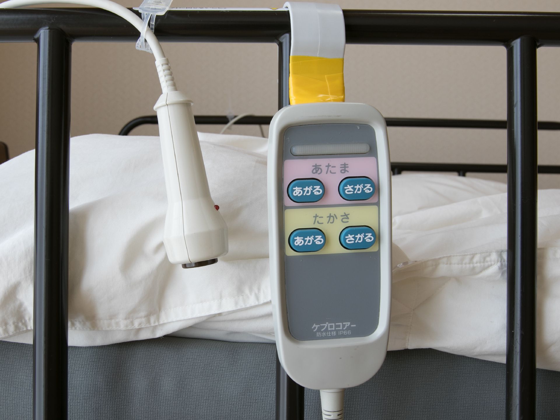 居室には電動ベッドが置かれており、あたまやベッドの高さを調節できる。また、有事の時にスタッフを呼び出せるナースコールも付いている。