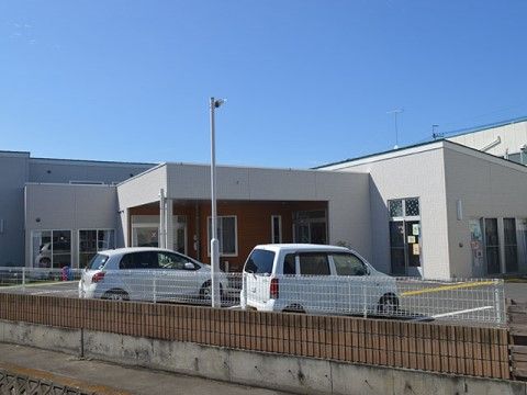 施設は白を基調とした近代的な建物となっている。そして駐車場もあるほか、玄関には屋根があるので雨でも安心である。
