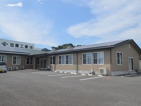 薄茶色の外壁と、白い大きな窓が印象的な１階建ての建物である。建物前の広いスペースが駐車場になっていて、玄関まですぐ行ける。