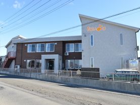 2階建の建物で、外装は中央部が茶色い木で出来ており、周囲が白色になっている、。道路との間には柵を設置している。
