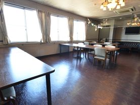 外から自然の光が差し込むリビングには、照明器具や木目調の壁紙が貼られた天井により、西洋の空間となっている。
