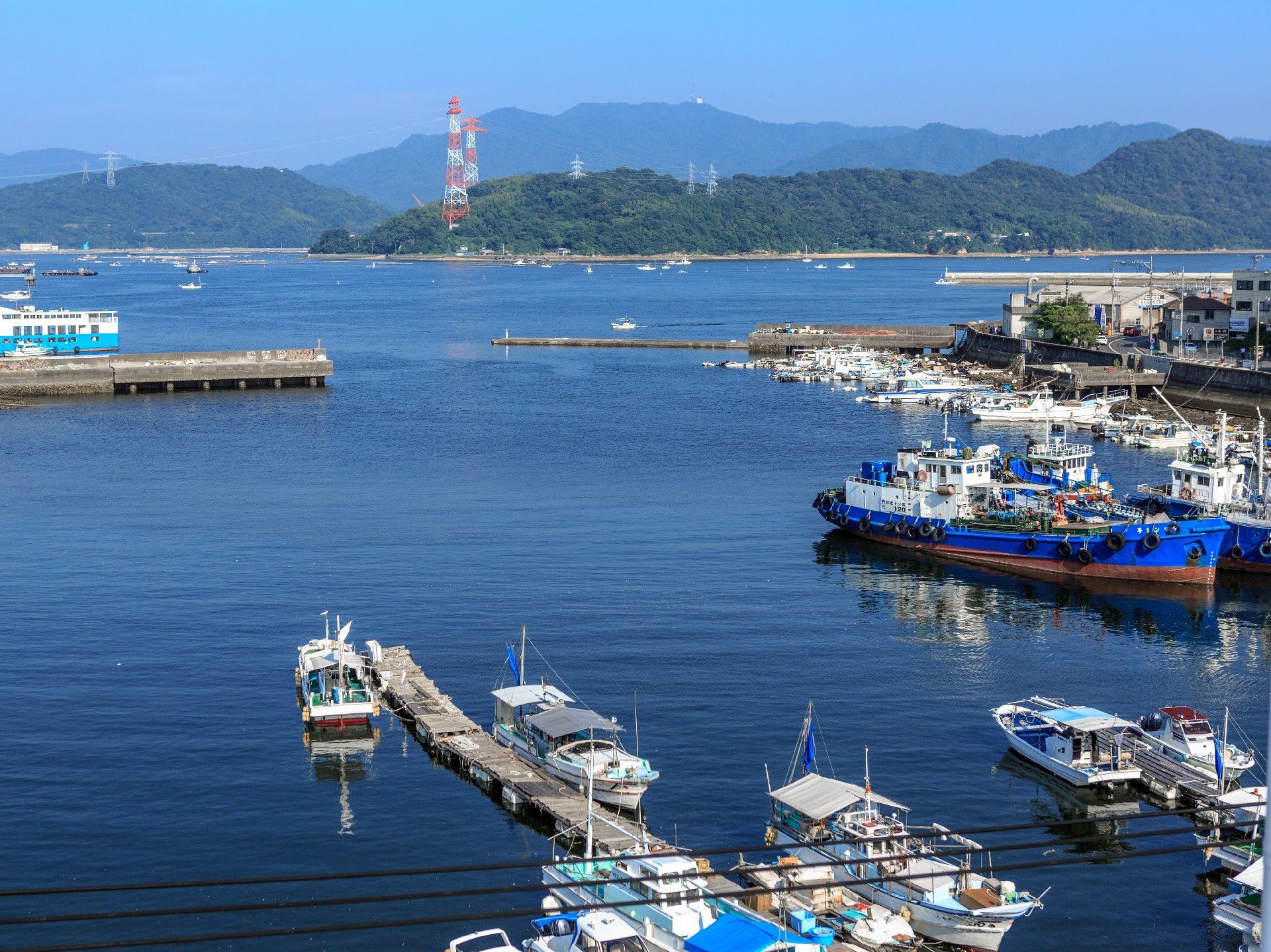 漁船がたくさん停泊している、施設から眺めることができる漁港の風景