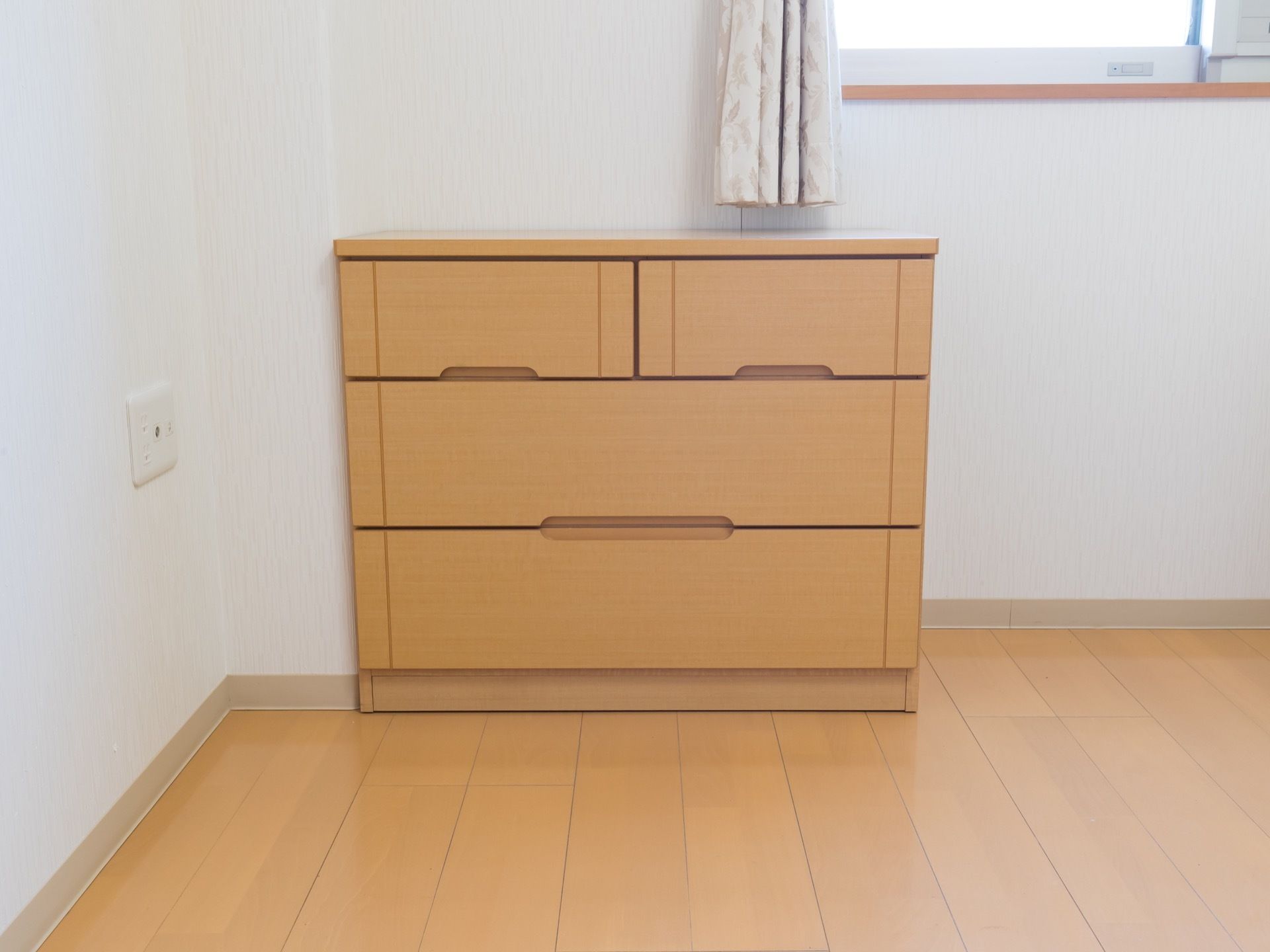 木製の薄茶色の３段チェストである。１段目は、引き出しが２つ並んでおり、２，３段目は大きな引き出しとなっている。