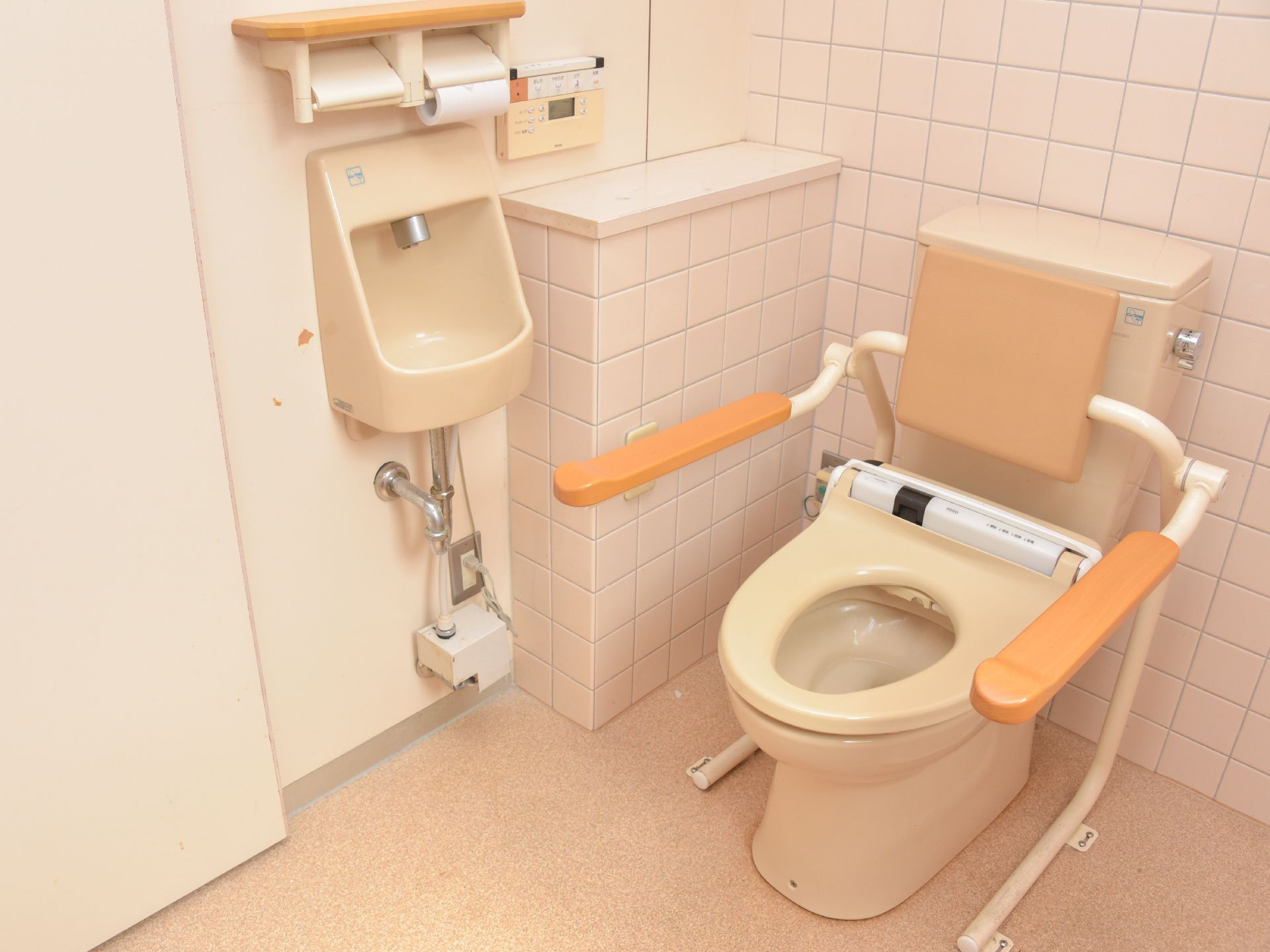 ウォシュレット機能が付いているトイレには、ひじ掛けや背もたれが取り付けられている。手をあることもできるので、洗面台へ移動する必要がない。