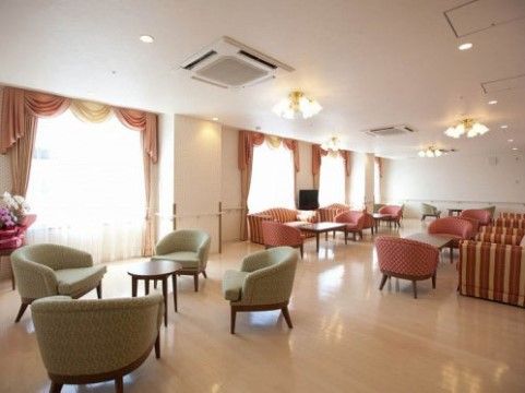 おしゃれなカーテンが付いている窓がある、ラウンジのような造りのリビング