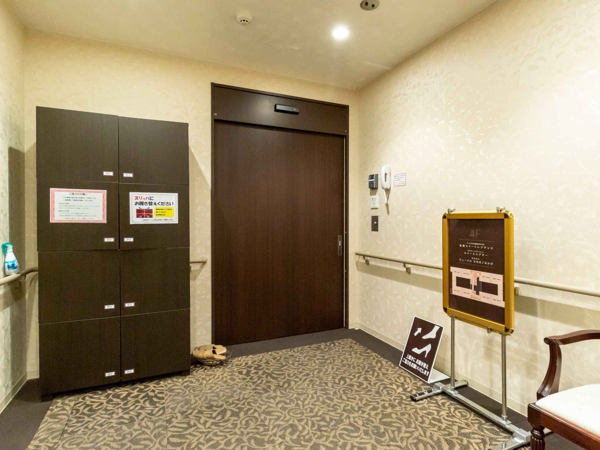居住フロアの入口はセキュリティが厳しく、IDがないとドアが開かない仕組みになっている。来訪者様は側にあるインターホンでスタッフに連絡が必要。