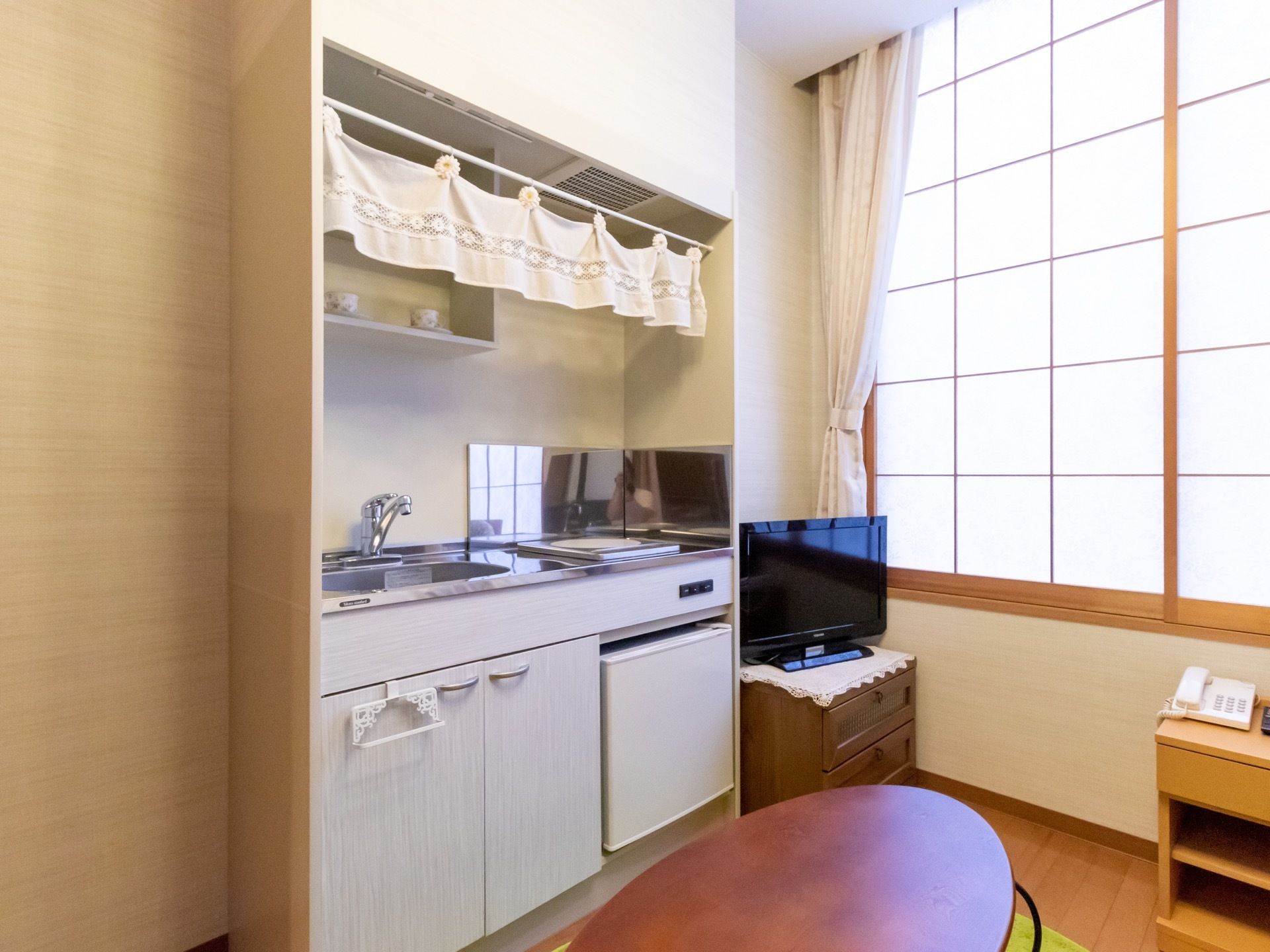 居室にはミニキッチンが完備されている。入居者様に安心してご利用いただくため、IHヒーターが１口取り付けてある。