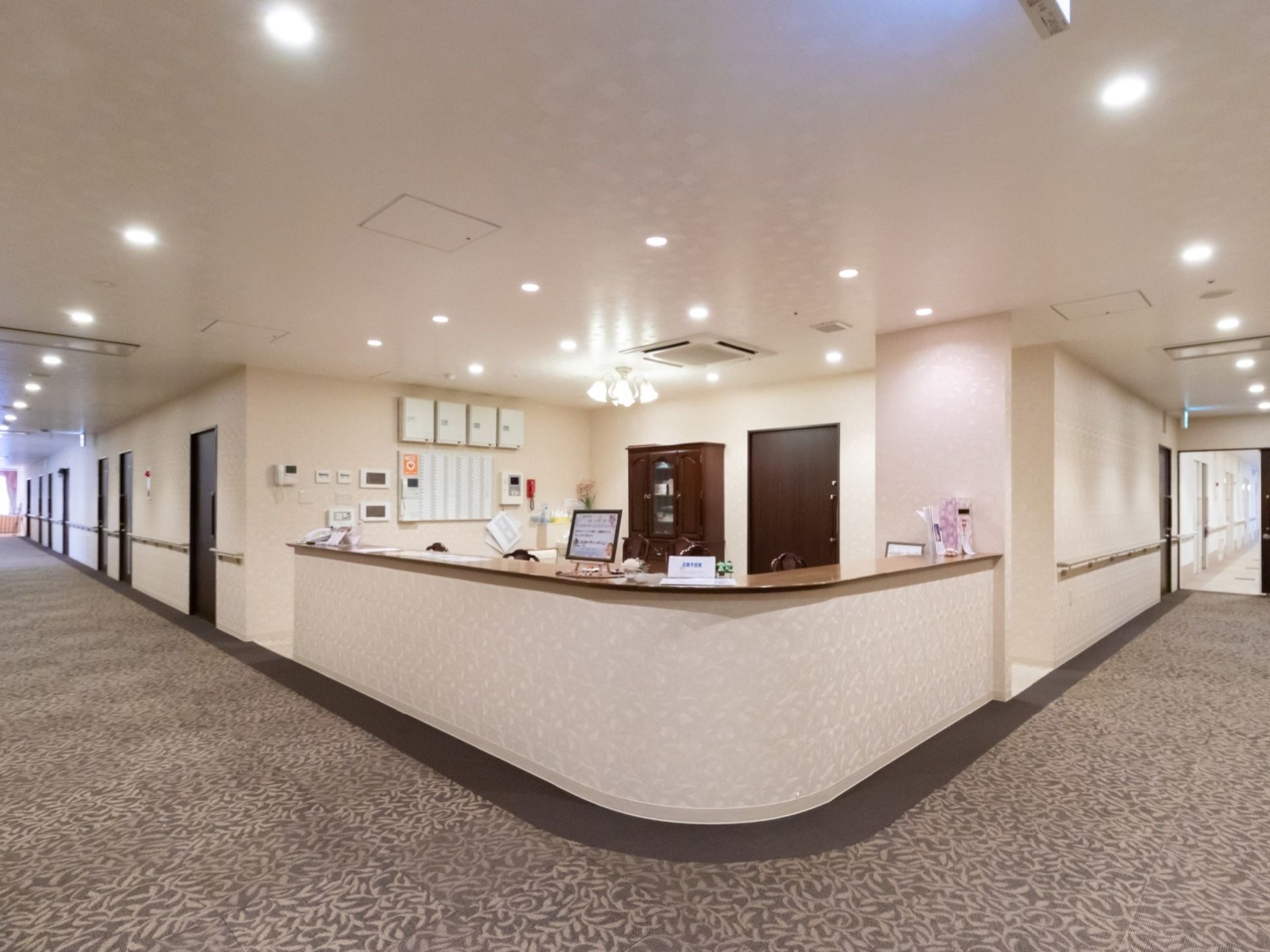 スタッフステーションを中心に、左右に居室が並んでいる。スタッフが巡回してサポートが行いやすい造りになっている。