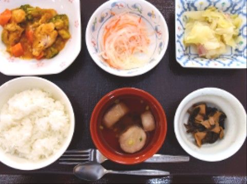 洋風の煮込み料理が主菜で、なますやひじきの煮物などが添えられている食事