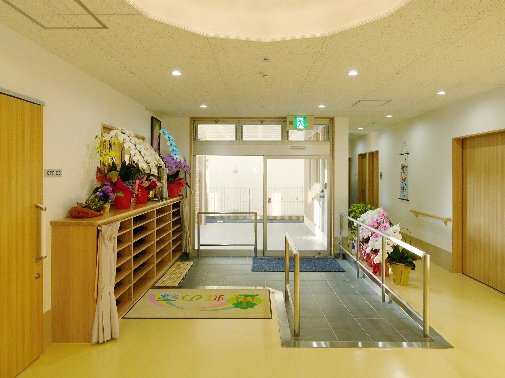 エントランスにはたくさんの花が飾られ華やかな印象。バリアフリーになっているので、車椅子をご利用の方も安全に移動することができる。