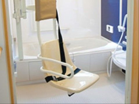 浴室には介助用リフトが付いているので、入浴介助が必要な入居者様も安全に入浴が楽しめるようになっている。