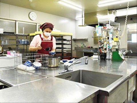 食事は施設内の厨房で作っているので衛生的。入居者様は毎食出来たての美味しい食事を食べることができる。