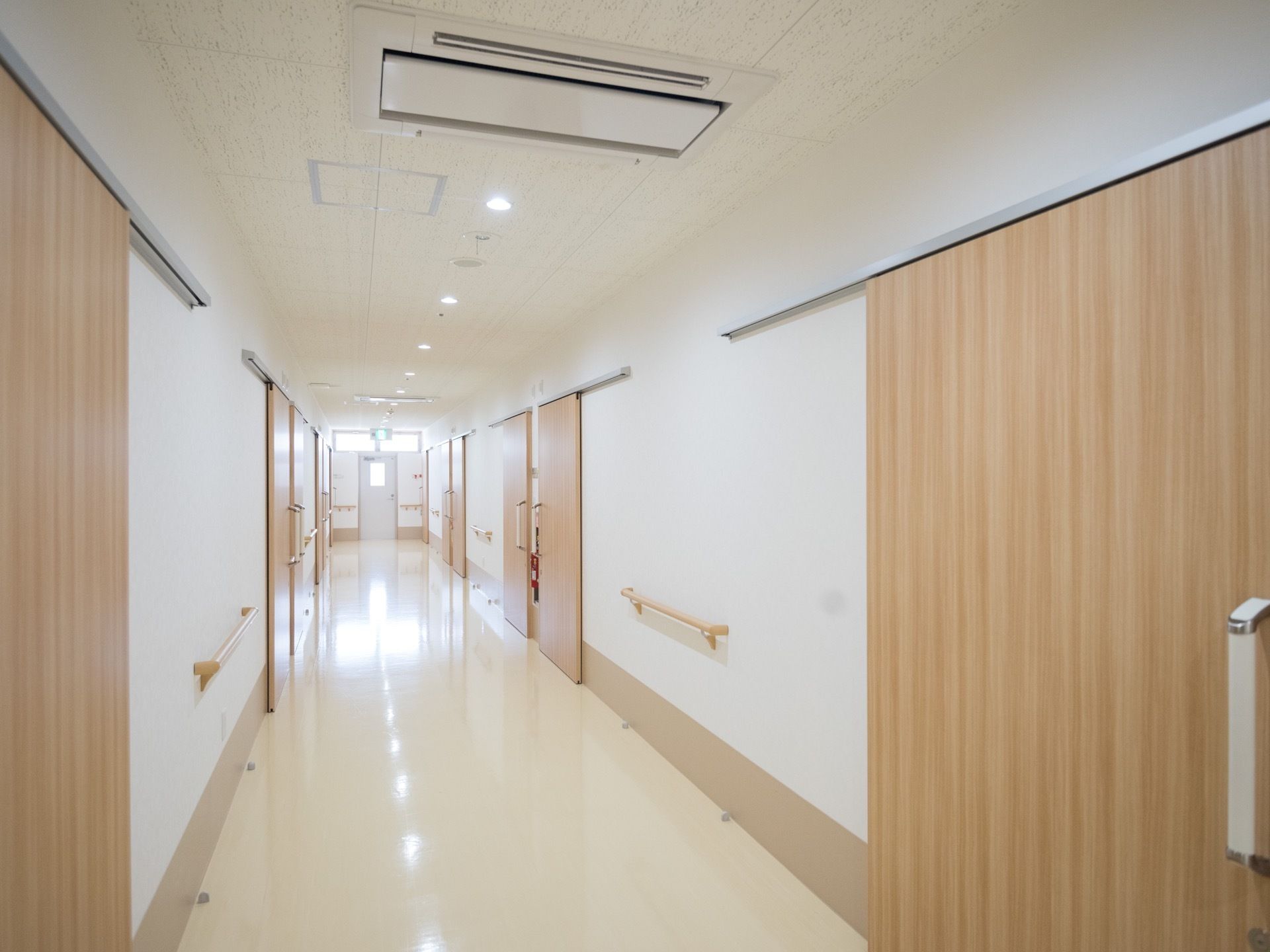 廊下には天井付けの空調設備が取り付けられて、室内との温度差ができないようになっている。日当たりが良く明るい。