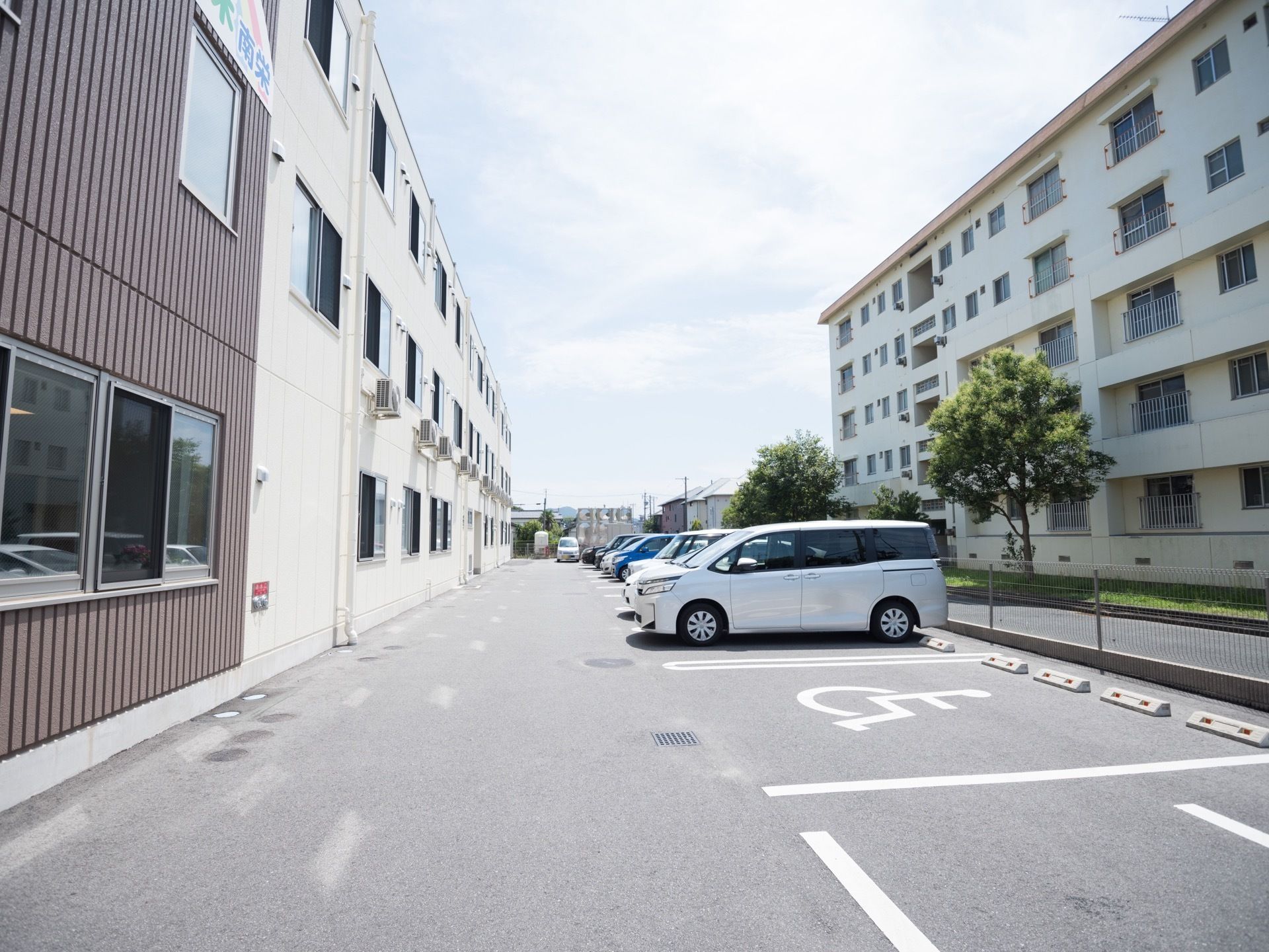 隣接する建物との間に距離がとられていて、日当たりがとても良い。駐車スペースも広々として、大型車も駐車できる。