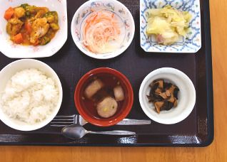 酢の物と白菜の漬物とご飯と吸い物のセット