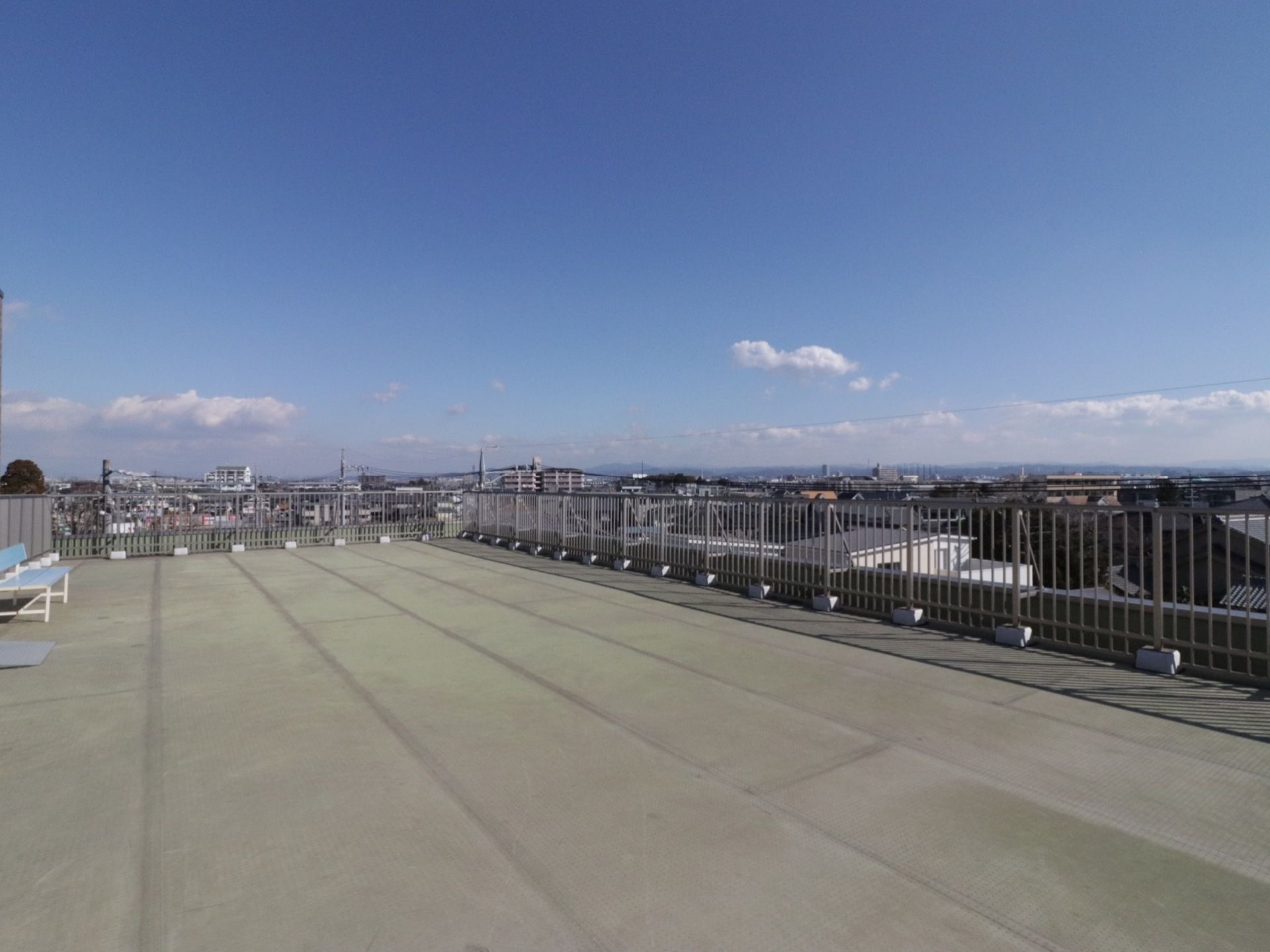 広々とした屋上にベンチが設置されている。天気がいい日には日光浴ができる。落下防止の手すりが設けられている。