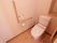 温水洗浄便座付きトイレがある。壁に操作ボタンが付いている。また、ナースコールや手すりも設置されている。