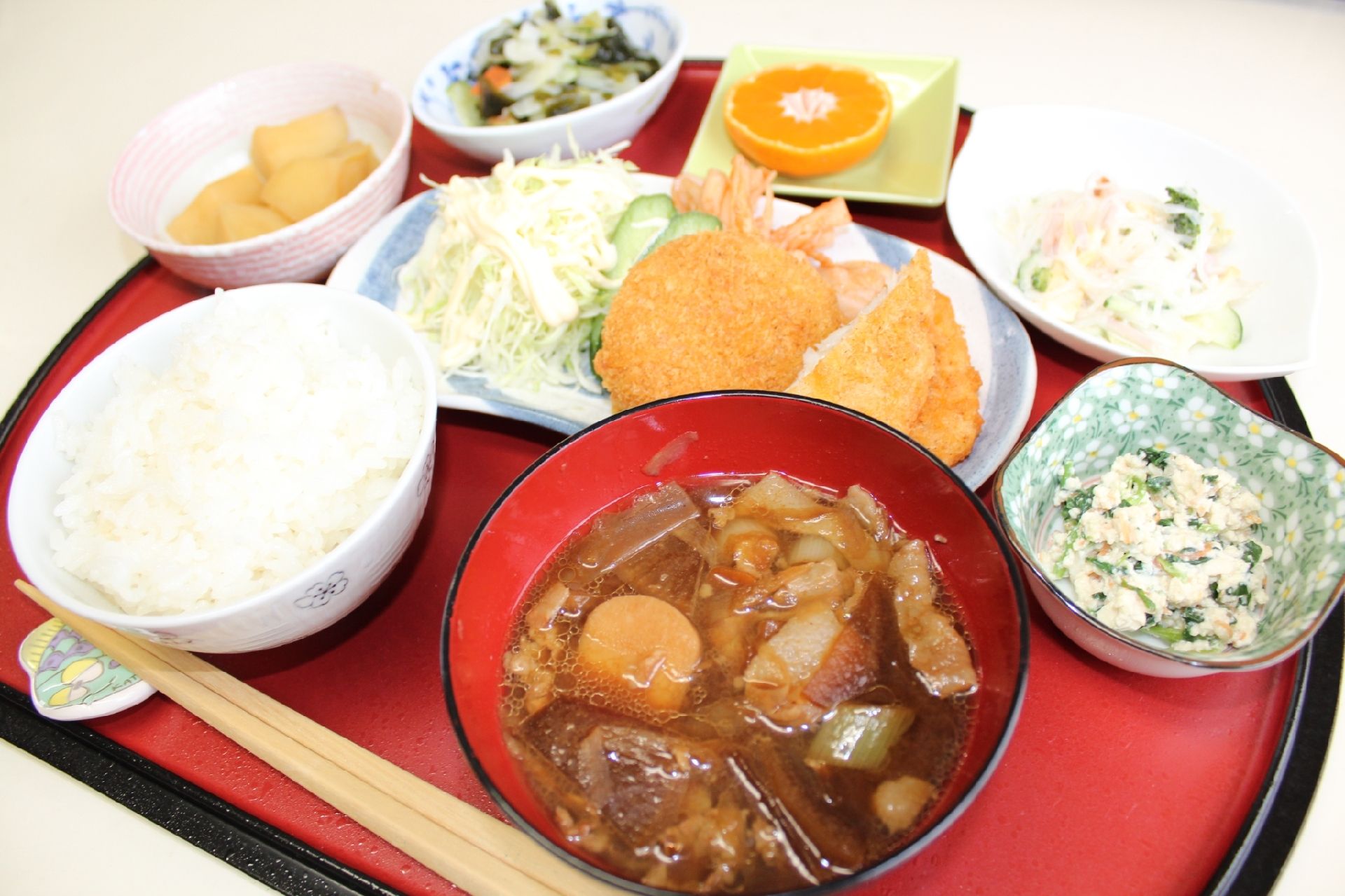 メンチカツとけんちん汁のセット