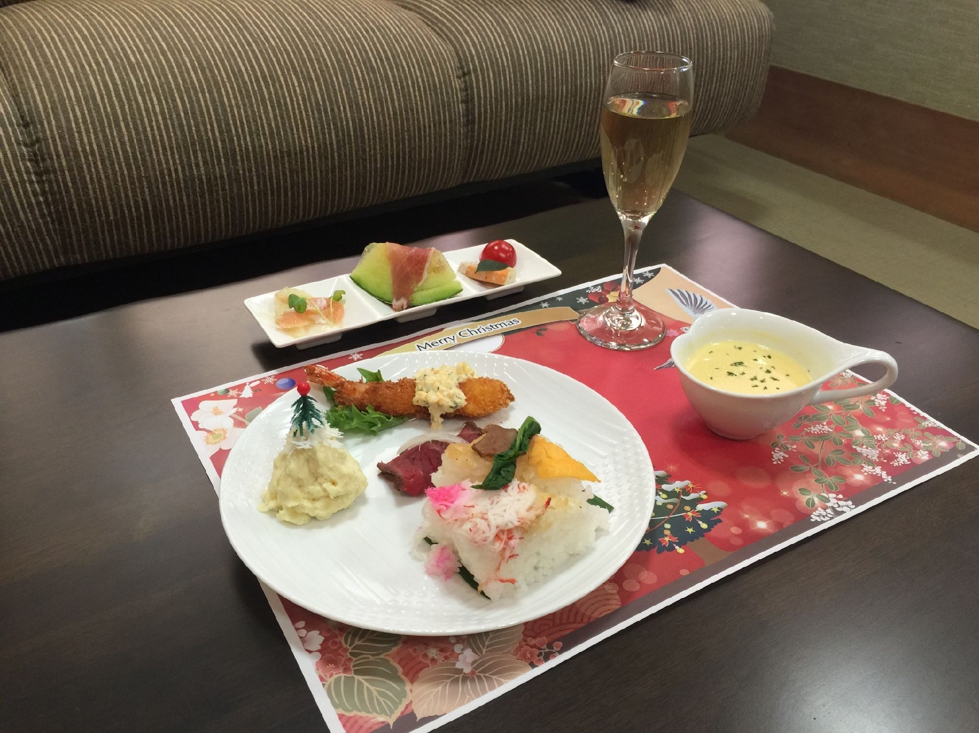 海老フライとローストビーフにスープやデザートが付いた特別食