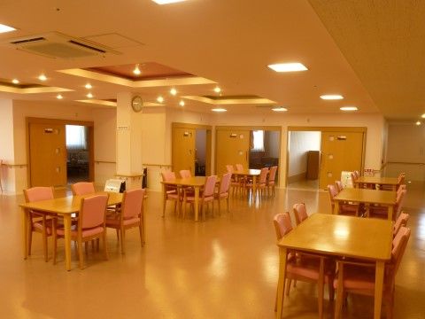 照明がたくさんあり、明るく温かみのある空間になっている。壁や柱にも手すりが付いており、歩行が安全に行える。